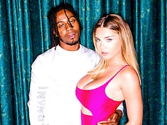 Gros cul, Gros seins, Noire, Sucer une bite, En levrette, Branlette thaïlandaise, Mère que j'aimerais baiser, Tatouage