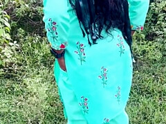 Grote kietelaar, Grote mammen, Stel, Hd, Indisch, Natuurlijke tieten, Buiten, Pissen