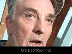 18 ans, Sucer une bite, Brunette brune, En levrette, Double pénétration, Groupe, Mature, Maigrichonne