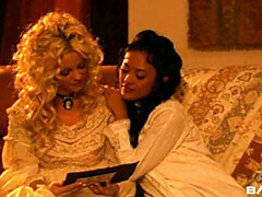 Culo grande, Besar, Lesbiana, Lencería, Masturbación, Afeitado, Estriptis, Tetas