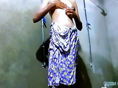 Small Tits Beautiful Petite Girl Masturbation In Bath Room - පඩ කලල නන ගමන හතතට දනන සප