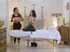 Amerikanisch, Arsch, Grosser arsch, Grosse titten, Lesbisch, Massage, Jungendliche (18+), Titten