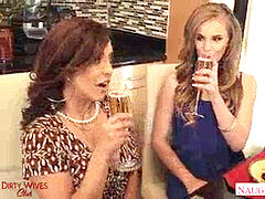 Sucer une bite, Brunette brune, Faciale, Jarretelles, Suçant, Plan cul à trois