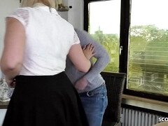 18 ans, Blonde, Sucer une bite, Éjaculation interne, Tir de sperme, En levrette, Jarretelles, Professeur