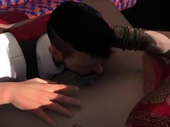 Gros cul, Femme au foyer, Indienne, Embrassement, Mère que j'aimerais baiser, Public, Train, Épouse