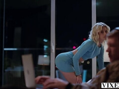 Поза 69, Бикини, Минет, Бассейн, Киски, Наездница, Бритые, Сиськи