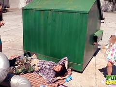 Blondine, Braunhaarige, Spermaladung, Aufs gesicht abspritzen, Handjob, Hd, Selbstgemacht, Öffentlich