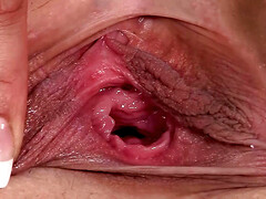 Bruinharig, Vingeren, Masturbatie, Geschoren, Alleen, Tiener, Tieten likken, Speelgoed