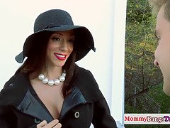 En gros plan de très près, Femme couguar, Tir de sperme, En levrette, Branlette thaïlandaise, Lingerie, Mère que j'aimerais baiser, Plan cul à trois