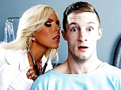 Grosser arsch, Grosser schwanz, Blondine, Blasen, Hundestellung, Milf, Krankenschwester, Titten