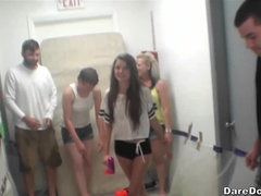 Sucer une bite, Collège université, Tir de sperme, 2 femmes 1 homme, Fête, Rasée, Maigrichonne, Plan cul à trois