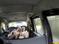 Gros seins, Voiture, Doigter, Lesbienne, Léchez, Masturbation, De plein air, Chatte