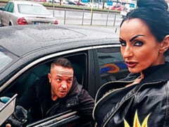 Grosser schwanz, Blasen, Auto, Lecken, Milf, Öffentlich, Muschi, Tätowierung