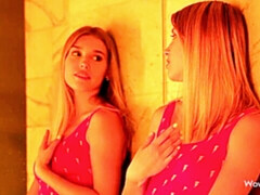 Amateur, Salle de bains, Gros seins, Blonde, Doigter, Cheveux courts, Solo, Adolescente