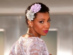 Tetas grandes, Mamada, Penetracion con dedos, Pajear, Interracial, Besar, Medias largas, Adolescente