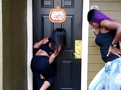 Gros seins, Noir ébène, Femelle, Fétiche, Jeans, Public, Mouillée