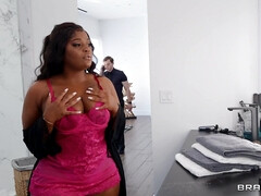 Salle de bains, Gros seins, Noire, Sucer une bite, Hard, Actrice du porno, Plan cul à trois, Nénés