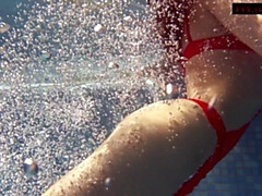 18 jahre, Grosse titten, Braunhaarige, Hd, Pool, Schwestern, Solo, Jungendliche (18+)