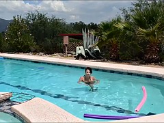 Nana, Gros seins, Brunette brune, Piscine, Softcore, Nénés