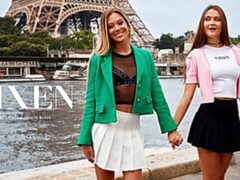 Gros cul, Grosse bite, Gros seins, Sucer une bite, En levrette, 2 femmes 1 homme, Adolescente, Plan cul à trois