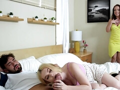 Blond, Sperma in gezicht, Latijnse vrouw, Likken, Moeder die ik wil neuken, Natuurlijke tieten, Trio, Tieten likken