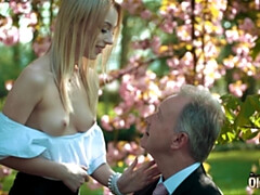 Blondine, Hundestellung, Grossvater, Hd, Im freien, Öffentlich, Muschi, Jungendliche (18+)