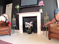 Brits, Vies praten, Hakken, Ondergoed, Rijpe lesbienne, Roodharige vrouw, Kousen, Speelgoed