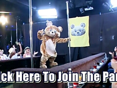 Enthousiasteling, Naakte man aangeklede vrouw, Fetisj, Hd, Interraciaal, Latijnse vrouw, Orgie, Feest