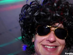 Pijpbeurt, Bruinharig, Naakte man aangeklede vrouw, Dansen, Hondjeshouding, Vrouw, Interraciaal, Slipje