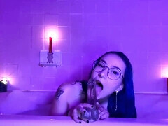 Brunette brune, Gode, Fait maison, Masturbation, Seins naturels, Pov, Nénés, Mouillée