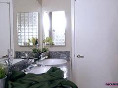 Gros seins, Brunette brune, Gorge profonde, Branlette thaïlandaise, Hard, Mère que j'aimerais baiser