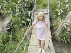 Blond, Pijpbeurt, Europees, Latijnse vrouw, Buiten, Gezichtspunt, Tatoeage, Tiener