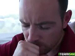 Blondine, Blasen, Kondom, Hundestellung, Aufs gesicht abspritzen, Zwergin, Natürlichen titten, Titten