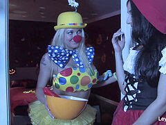 Culo grande, Morena, Tacones, Enorme, Lesbiana, Medias largas, Tetas, Juguetes