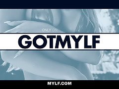 Gros cul, Sucer une bite, Brunette brune, Femme couguar, Branler, Maman, Belle mère, Suçant