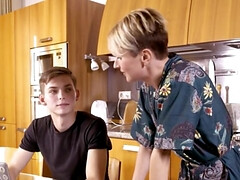 Grote lul, Blond, Hondjeshouding, Keuken, Rijpe lesbienne, Kort haar, Kousen, Tieten likken