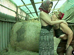 Ferme, Lesbienne, Lingerie, Mature, De plein air