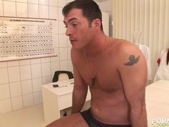 Braunhaarige, Spermaladung, Aufs gesicht abspritzen, Nackt, Krankenschwester, Muschi, Rasiert, Titten