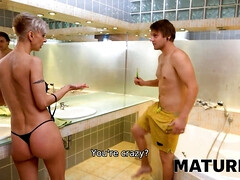 Oudere vrouw, Tsjechisch, Rijpe lesbienne, Biljart, Kut duiken, Geschoren, Kort haar, Tieten likken