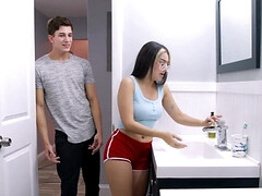 18 ans, Sucer une bite, Brunette brune, Queue, En levrette, Branlette thaïlandaise, Adolescente, Nénés