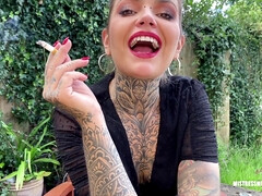 Brunette brune, Femme dominatrice, Fétiche, Français, Hd, Pov, Fumer, Tatouage