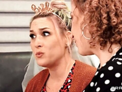 Hundestellung, Gesichtssitzen, Frau frau mann, Handjob, Lecken, Party, Rotschopf, Rasiert