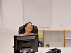 Gros seins, Brunette brune, Collège université, Doigter, Tatouage, Nénés