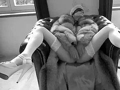 Женское доминирование, Каблуки, Мастурбация, Зрелые, Милф, Курящие, Чулки