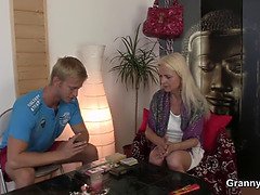 Schönheit, Blondine, Blasen, Geile alte tussi, Kehlenfick, Reif, Mutti, Stiefmutter