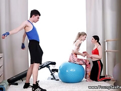 Bisexuell, Blasen, Braunhaarige, Sporthalle, Reiten, Jungendliche (18+), Flotter dreier, Titten