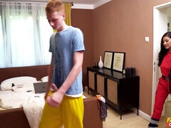 18 jaar, Pijpbeurt, Bruinharig, Rondborstig, Hondjeshouding, Gezichtzitten, Masturbatie, Verpleegster