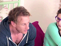 Américain, Couple, Doigter, Lunettes, Petite femme, Jarretelles, Suçant, Adolescente