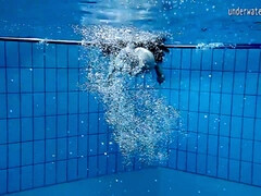 Badpak, Blond, Rondborstig, Natuurlijke tieten, Klein, Openbaar, Tiener, Tieten likken