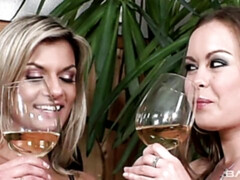 Grote mammen, Lesbisch, Likken, Ondergoed, Masturbatie, Geschoren, Kousen, Tieten likken